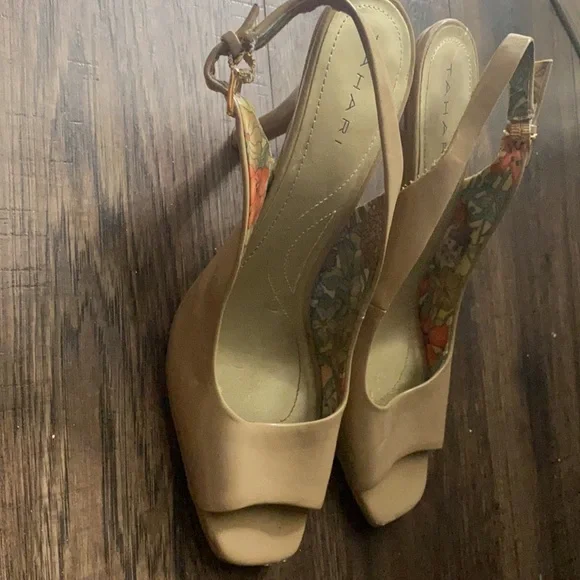 TAHARI Womens Sandals - Picture 2 of 3